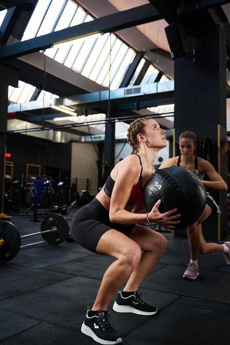 Frau gestresst am Computer